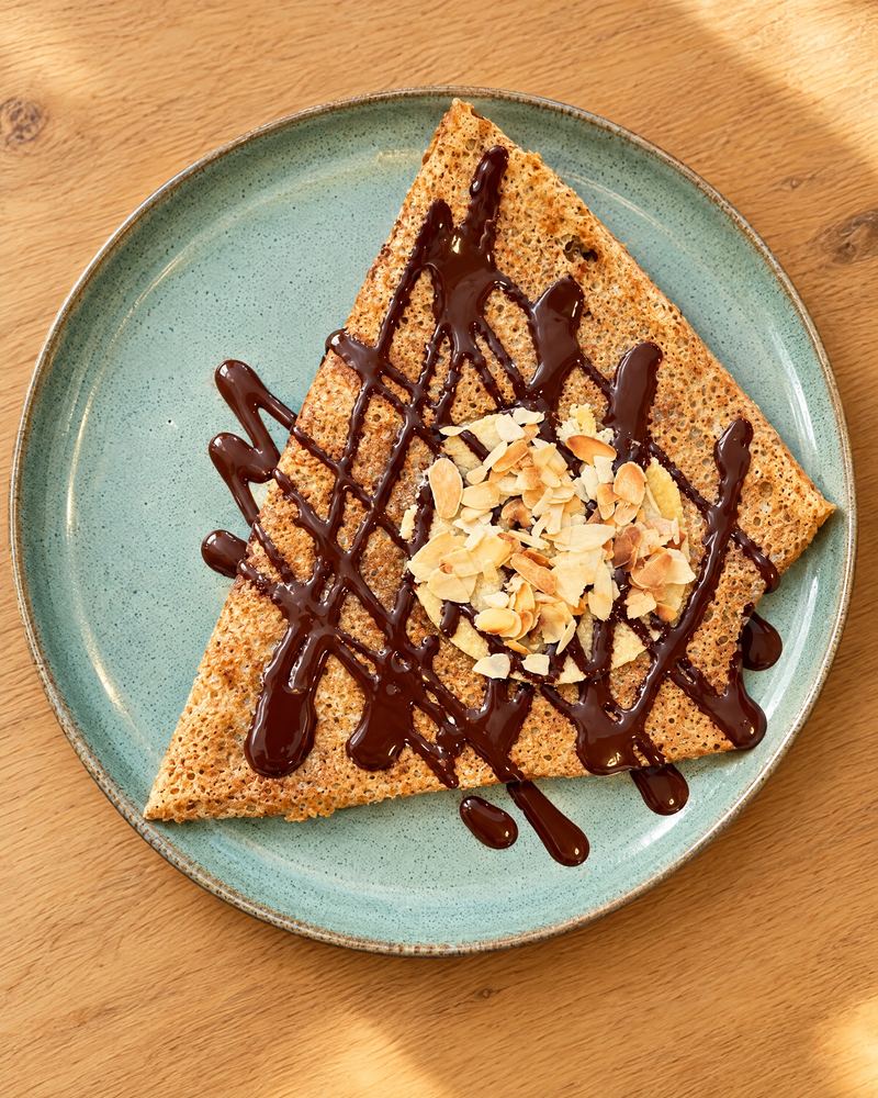 Une crêpe au chocolat maison et amandes grillées