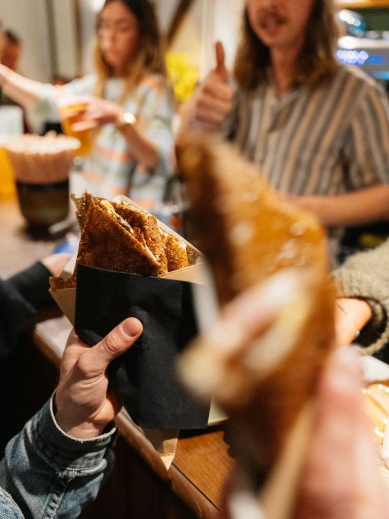 Une crêpe tenue à la main, un soir de fête sur la place