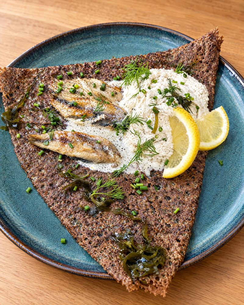 La galette Marée Basse : sarrasin aux algues, sardines grillées et mousse de sardines