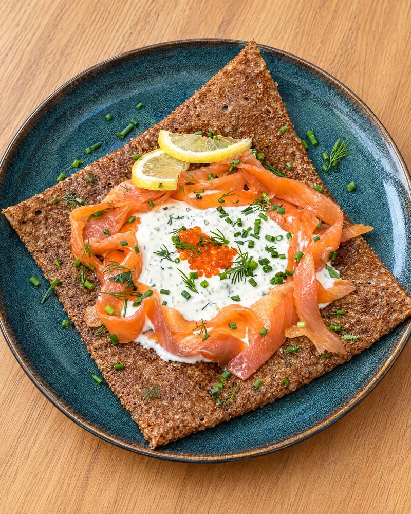 La galette Nicet : truite bretonne fumée, crème citronnée et œufs de truite