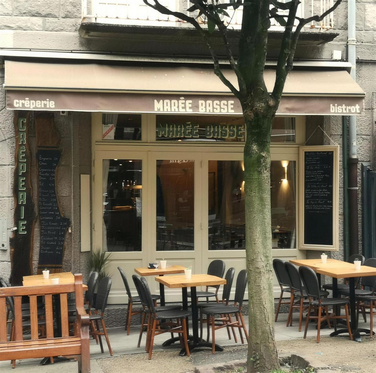 La devanture de Marée Basse et sa terrasse, place du Marché aux Légumes